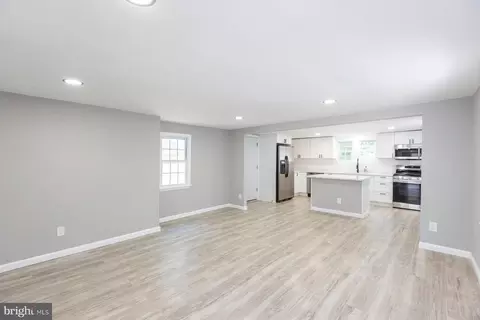 Living - 519 Pine St, Cambridge, MD 21613 photo 1 of 3
