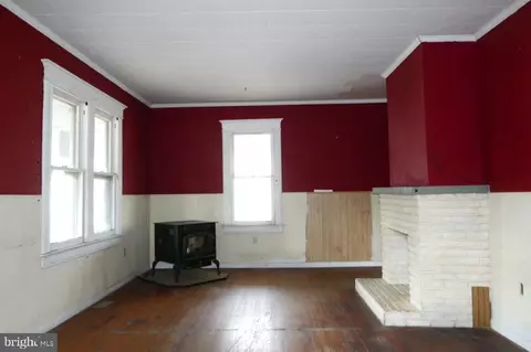 Living - 415 S Main St, Hurlock, MD 21643 photo 2 of 2