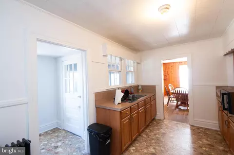 Entry Way - 202 Killarney Rd, Cambridge, MD 21613 photo 6 of 10