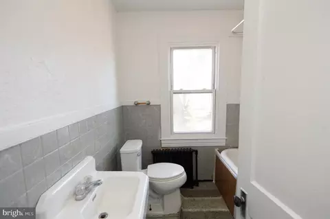 Bath - 202 Killarney Rd, Cambridge, MD 21613 photo 1 of 1