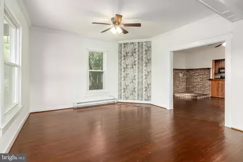 Living - 201 Washington St, Cambridge, MD 21613 photo 2 of 5