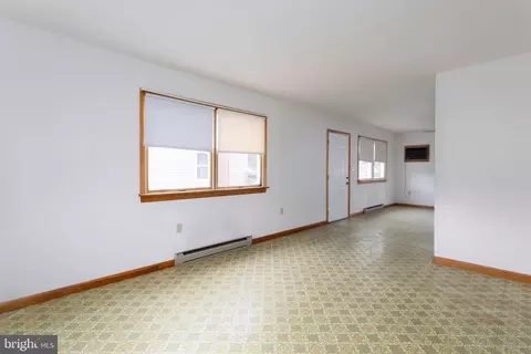 Living - 306 N Main, Hurlock, MD 21643 photo 4 of 5