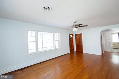 Living - 412 E Appleby Ave, Cambridge, MD 21613 photo 2 of 6