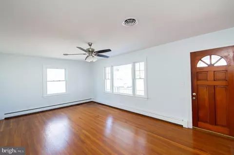 Living - 412 E Appleby Ave, Cambridge, MD 21613 photo 3 of 6