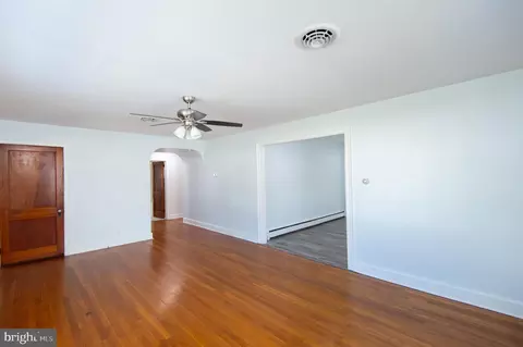 Living - 412 E Appleby Ave, Cambridge, MD 21613 photo 5 of 6
