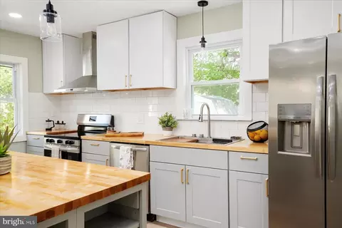 Kitchen - 7 Oak St, Cambridge, MD 21613 photo 2 of 4