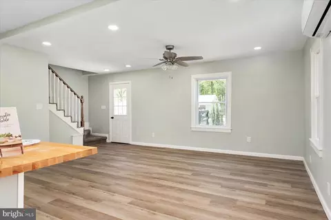 Living - 7 Oak St, Cambridge, MD 21613 photo 2 of 2