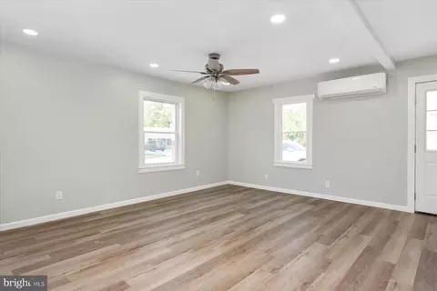 Living - 7 Oak St, Cambridge, MD 21613 photo 1 of 2