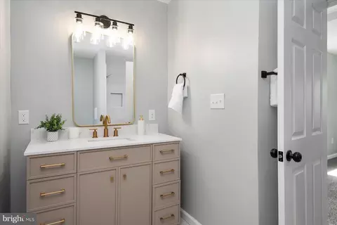 Bath - 7 Oak St, Cambridge, MD 21613 photo 2 of 3