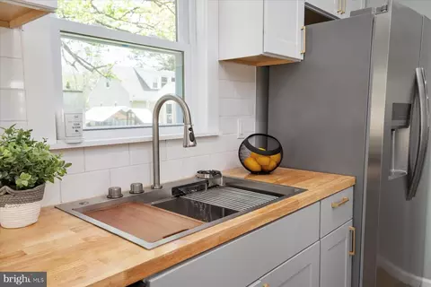 Kitchen - 7 Oak St, Cambridge, MD 21613 photo 4 of 4