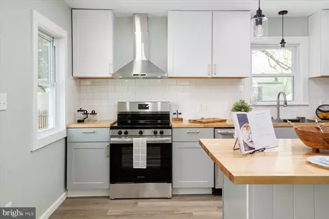 Kitchen - 7 Oak St, Cambridge, MD 21613 photo 3 of 4