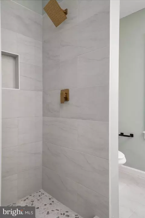 Bath - 7 Oak St, Cambridge, MD 21613 photo 3 of 3
