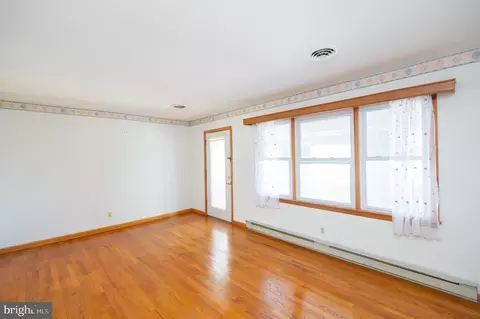 Living - 4736 Egypt Rd, Cambridge, MD 21613 photo 2 of 6