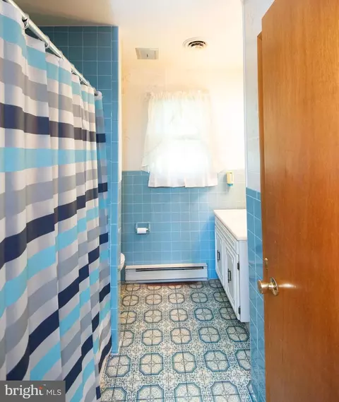 Bath - 4736 Egypt Rd, Cambridge, MD 21613 photo 2 of 2