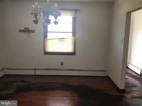Living - 4915 Harrison Ferry Rd, Hurlock, MD 21643 photo 2 of 5
