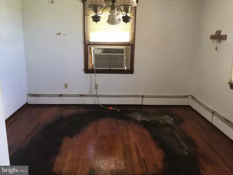 Living - 4915 Harrison Ferry Rd, Hurlock, MD 21643 photo 3 of 5