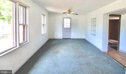 Living - 515 Burton Ave, Cambridge, MD 21613 photo 2 of 2
