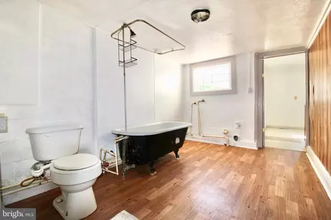 Bath - 515 Burton Ave, Cambridge, MD 21613 photo 1 of 2