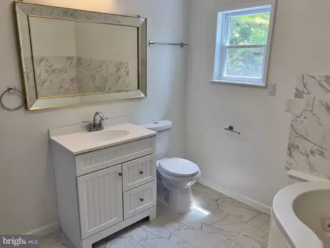 Bath - 422 Willis St, Cambridge, MD 21613 photo 3 of 3