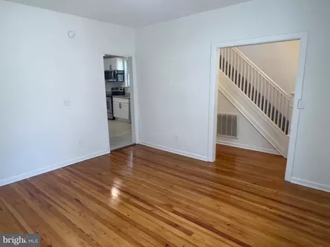 Living - 422 Willis St, Cambridge, MD 21613 photo 2 of 3