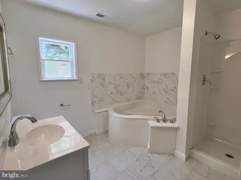Bath - 422 Willis St, Cambridge, MD 21613 photo 2 of 3