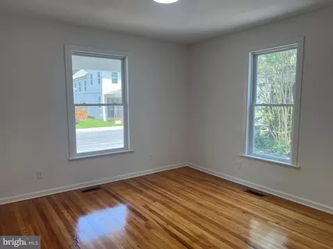 Living - 422 Willis St, Cambridge, MD 21613 photo 3 of 3