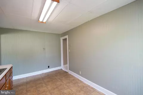 Entry Way - 305 S Main St, Hurlock, MD 21643 photo 4 of 13