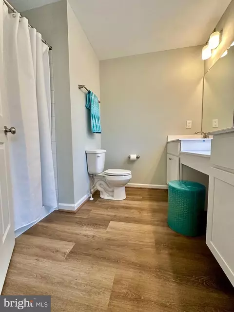 Bath - 824 Mcbrides Ave, Cambridge, MD 21613 photo 2 of 3
