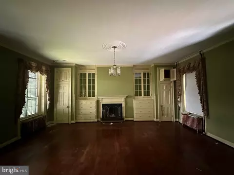 Living - 200 High St, Cambridge, MD 21613 photo 1 of 2