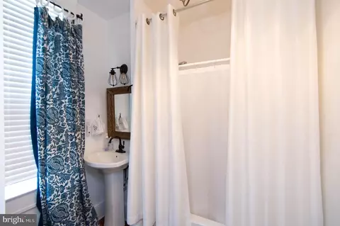 Bath - 1 W End Ave, Cambridge, MD 21613 photo 1 of 2