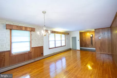 Living - 2 Algonquin Rd, Cambridge, MD 21613 photo 2 of 4