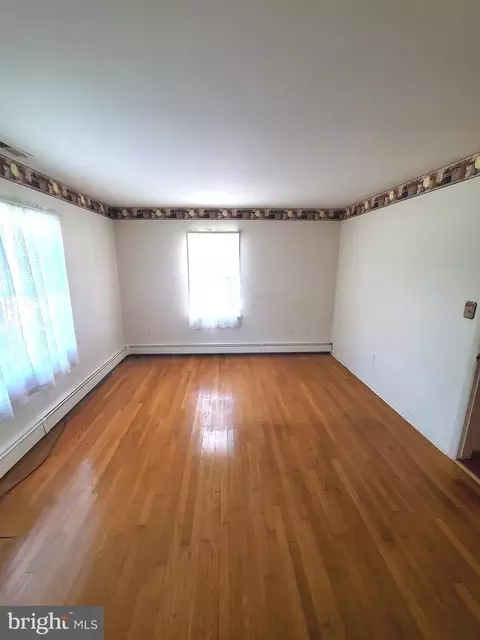 Living - 1005 Willowmere Ln, Cambridge, MD 21613 photo 5 of 6