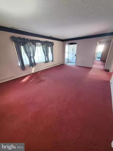 Living - 1005 Willowmere Ln, Cambridge, MD 21613 photo 2 of 6
