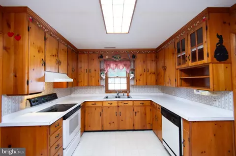 Kitchen - 1005 Willowmere Ln, Cambridge, MD 21613 photo 1 of 4