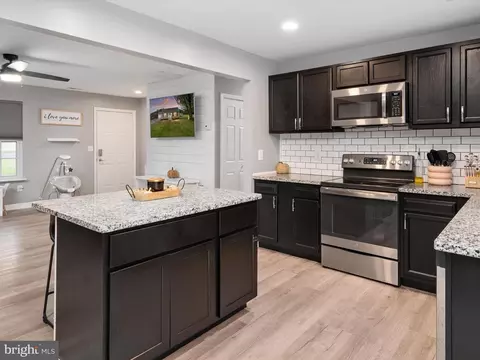 Kitchen - 4311 E Pheasant Dr, Hurlock, MD 21643 photo 2 of 3