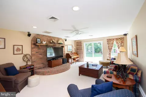 Living - 412 Talbot Ave, Cambridge, MD 21613 photo 2 of 3