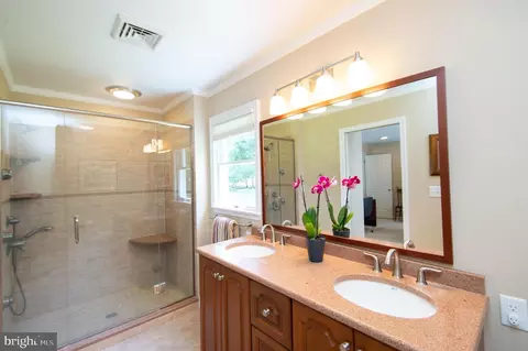 Bath - 412 Talbot Ave, Cambridge, MD 21613 photo 2 of 3