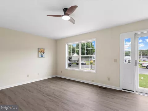Living - 1117 High St, Cambridge, MD 21613 photo 2 of 4