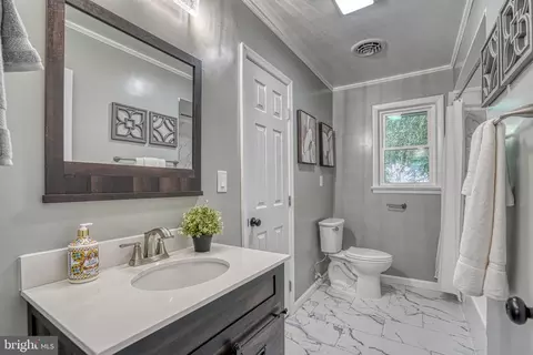 Bath - 18 Oak St, Cambridge, MD 21613 photo 1 of 5