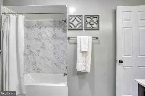 Bath - 18 Oak St, Cambridge, MD 21613 photo 2 of 5