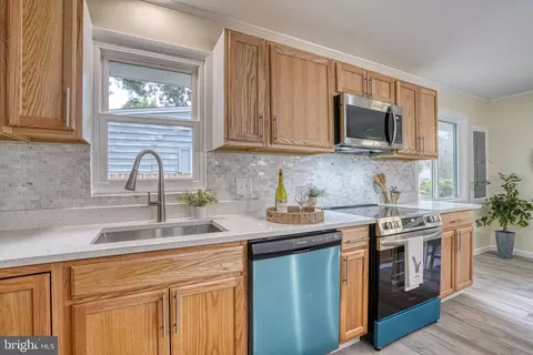 Kitchen - 18 Oak St, Cambridge, MD 21613 photo 6 of 6