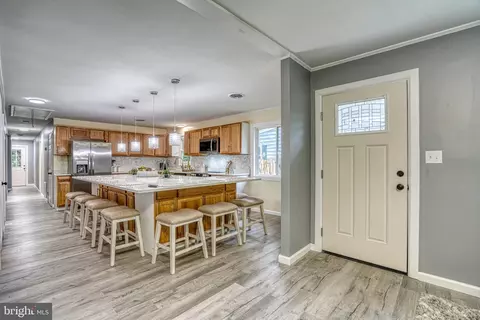 Entry Way - 18 Oak St, Cambridge, MD 21613 photo 1 of 2