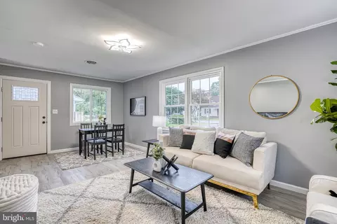 Living - 18 Oak St, Cambridge, MD 21613 photo 2 of 2