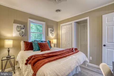 Bedroom - 18 Oak St, Cambridge, MD 21613 photo 2 of 9