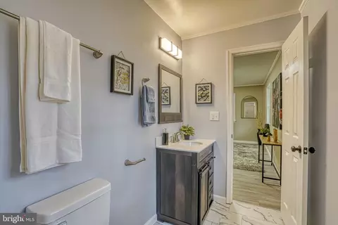 Bath - 18 Oak St, Cambridge, MD 21613 photo 3 of 5