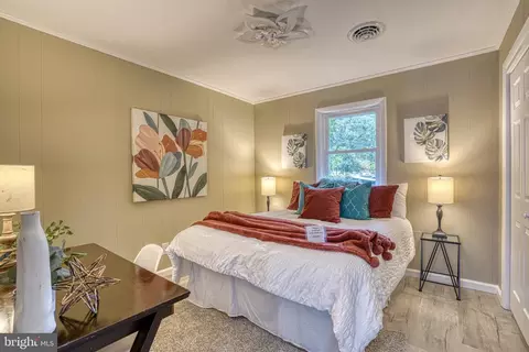 Bedroom - 18 Oak St, Cambridge, MD 21613 photo 1 of 9