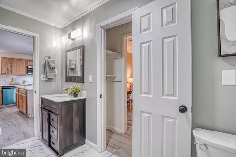 Entry Way - 18 Oak St, Cambridge, MD 21613 photo 2 of 2