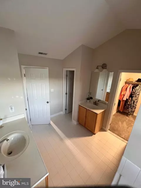 Bath - 123 Teal Ln, Cambridge, MD 21613 photo 1 of 4