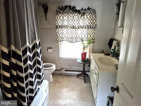 Bath - 623 Cross St, Cambridge, MD 21613 photo 1 of 1