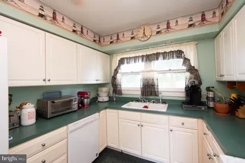 Kitchen - 525 Academy St, Hurlock, MD 21643 photo 3 of 4